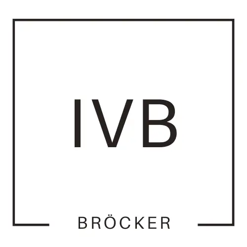 Schlichtes Logo von IVB Bröcker, mit dem Firmenname "IVB" mittig in schwarzer Schrift, umrahmt von einem minimalistischen quadratischen Rahmen.